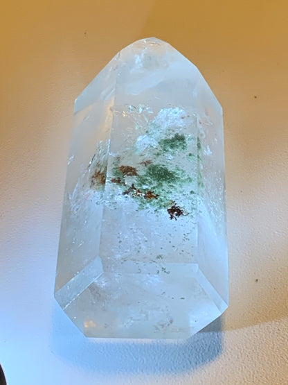 Cristal de Roche/ Quartz Lodolite – Pointe laser naturelle à inclusions de chlorite - ± 60 mm (H) × 27 × 20 - 54,4 gr. !