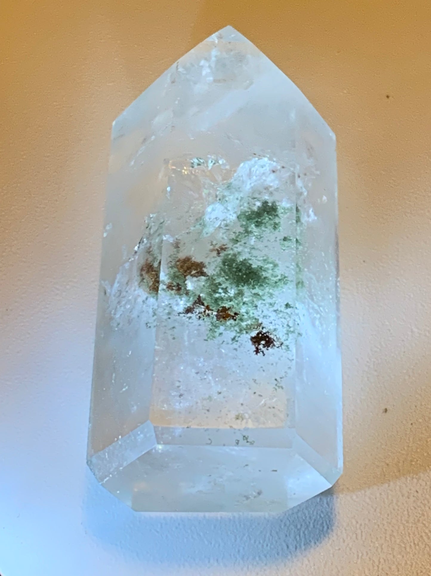 Cristal de Roche/ Quartz Lodolite – Pointe laser naturelle à inclusions de chlorite - ± 60 mm (H) × 27 × 20 - 54,4 gr. !