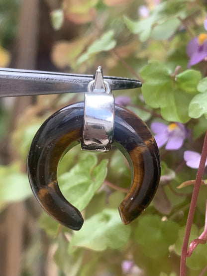 Oeil de tigre, pendentif en forme de croissant de lune, de 30 millimètres de hauteur x 20 mm de largeur x 7 millimètres. Vendu avec cordon noir réglable offert !