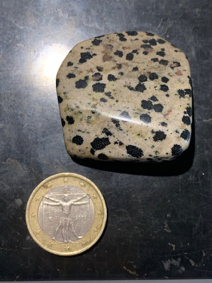 Jaspe dalmatien brut – Spécimen de 40 × 40 × 15 mm pour un poids de 24 g. Une magnifique pierre naturelle, idéale pour la collection ou l’exposition.