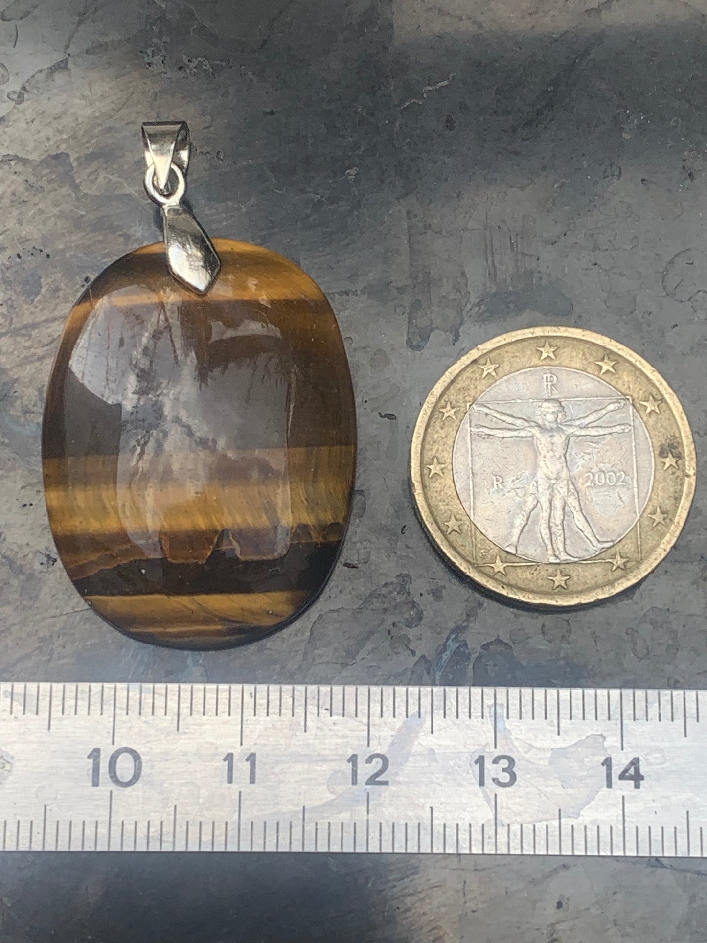 Oeil de tigre, pendentif de 42mm de hauteur x 25 de largeur x 7 d'épaisseur. Vendu avec cordon réglable de couleur noire offert !