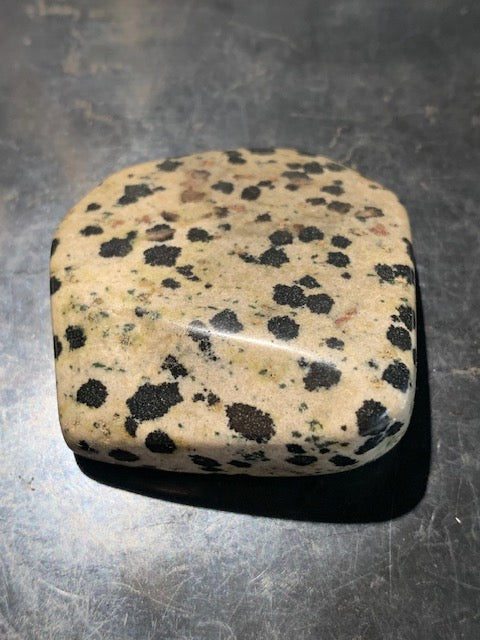 Jaspe dalmatien brut – Spécimen de 40 × 40 × 15 mm pour un poids de 24 g. Une magnifique pierre naturelle, idéale pour la collection ou l’exposition.