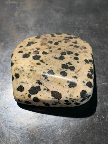 Jaspe dalmatien brut – Spécimen de 40 × 40 × 15 mm pour un poids de 24 g. Une magnifique pierre naturelle, idéale pour la collection ou l’exposition.