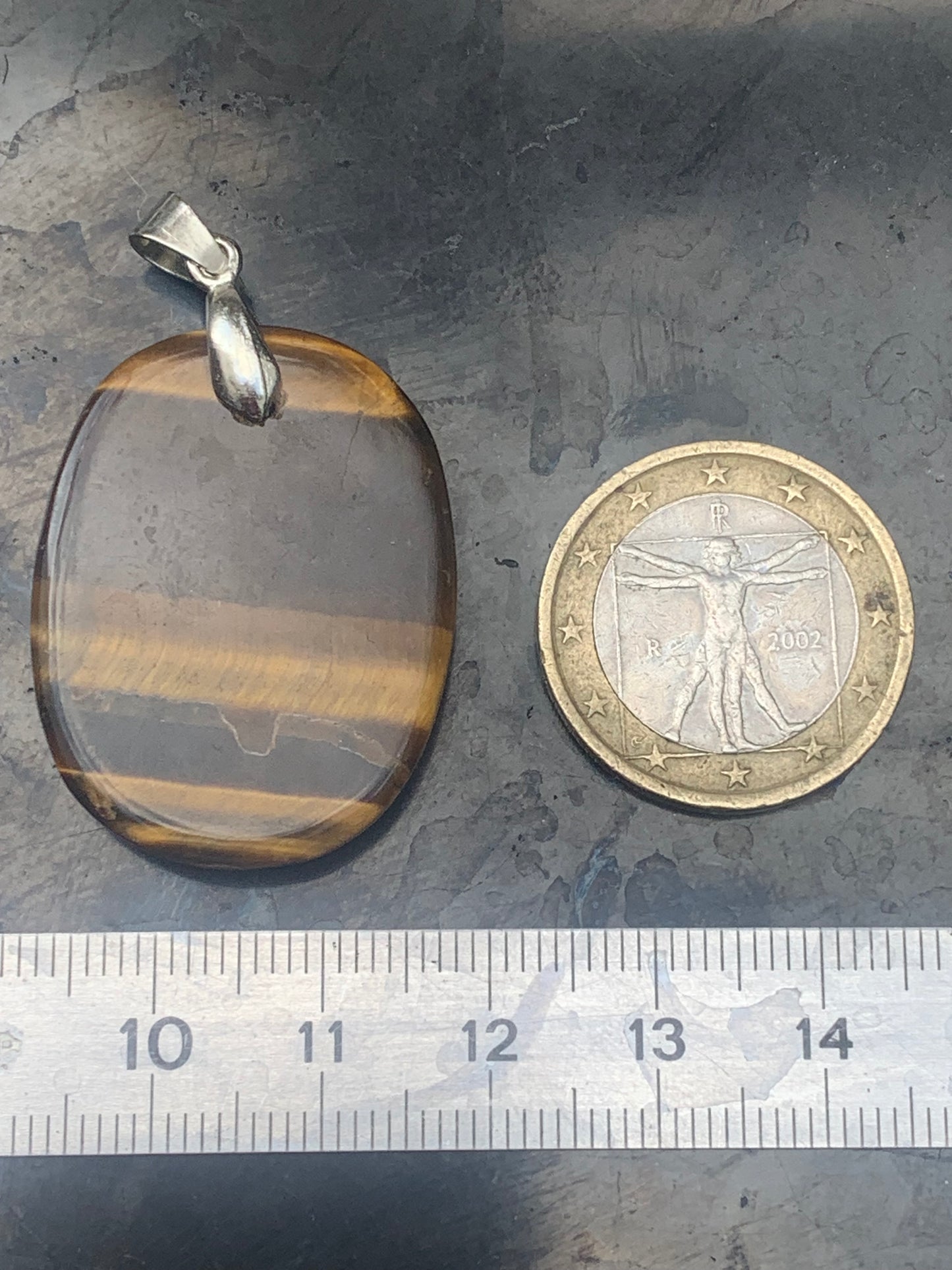 Oeil de tigre, pendentif de 42mm de hauteur x 25 de largeur x 7 d'épaisseur. Vendu avec cordon réglable de couleur noire offert !