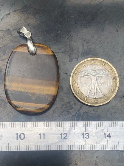 Oeil de tigre, pendentif de 42mm de hauteur x 25 de largeur x 7 d'épaisseur. Vendu avec cordon réglable de couleur noire offert !