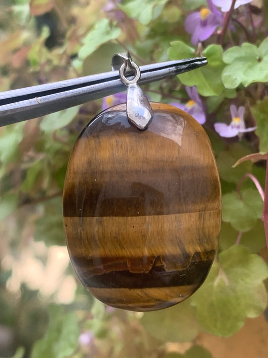 Oeil de tigre, pendentif de 42mm de hauteur x 25 de largeur x 7 d'épaisseur. Vendu avec cordon réglable de couleur noire offert !