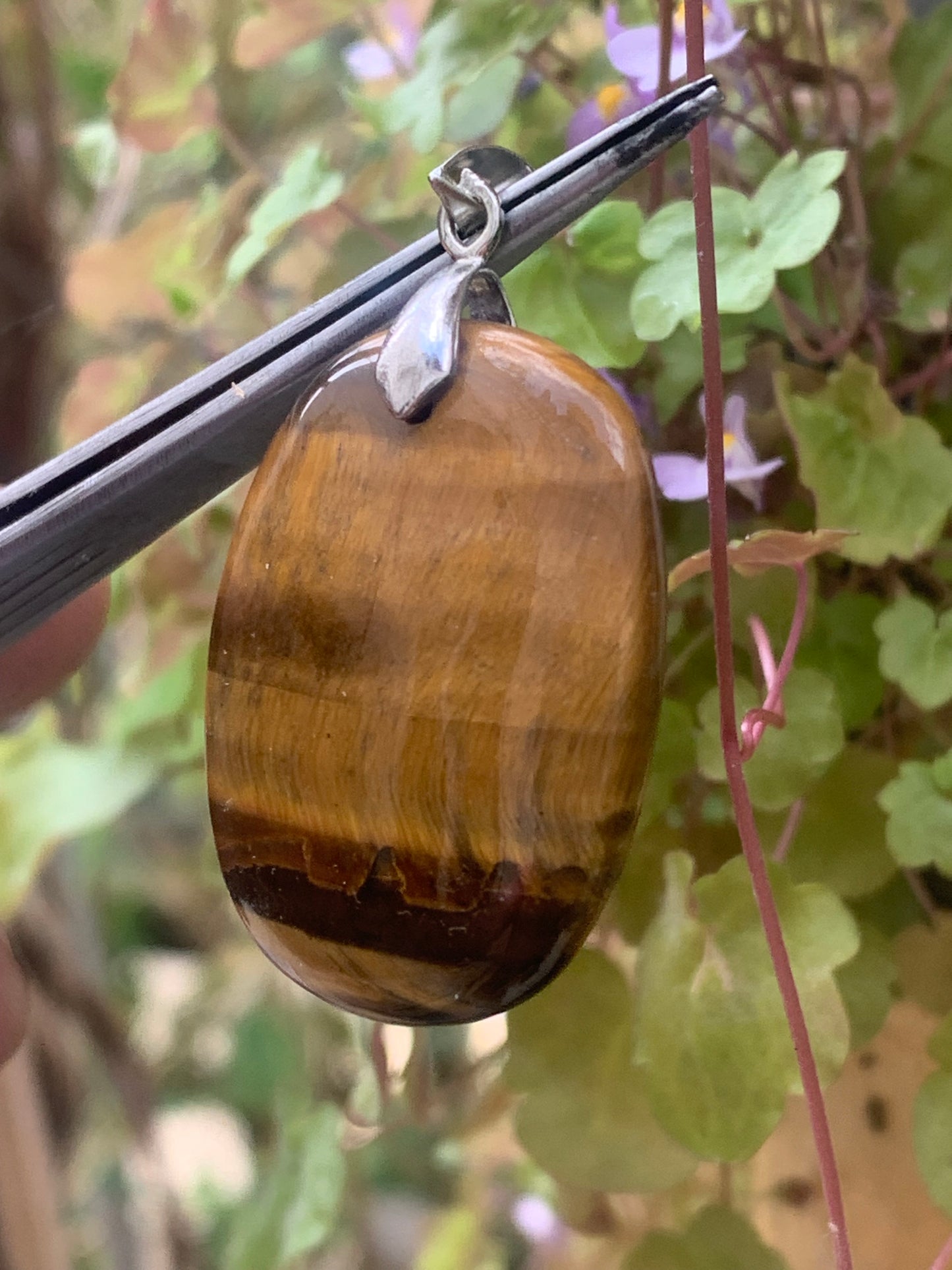 Oeil de tigre, pendentif de 42mm de hauteur x 25 de largeur x 7 d'épaisseur. Vendu avec cordon réglable de couleur noire offert !