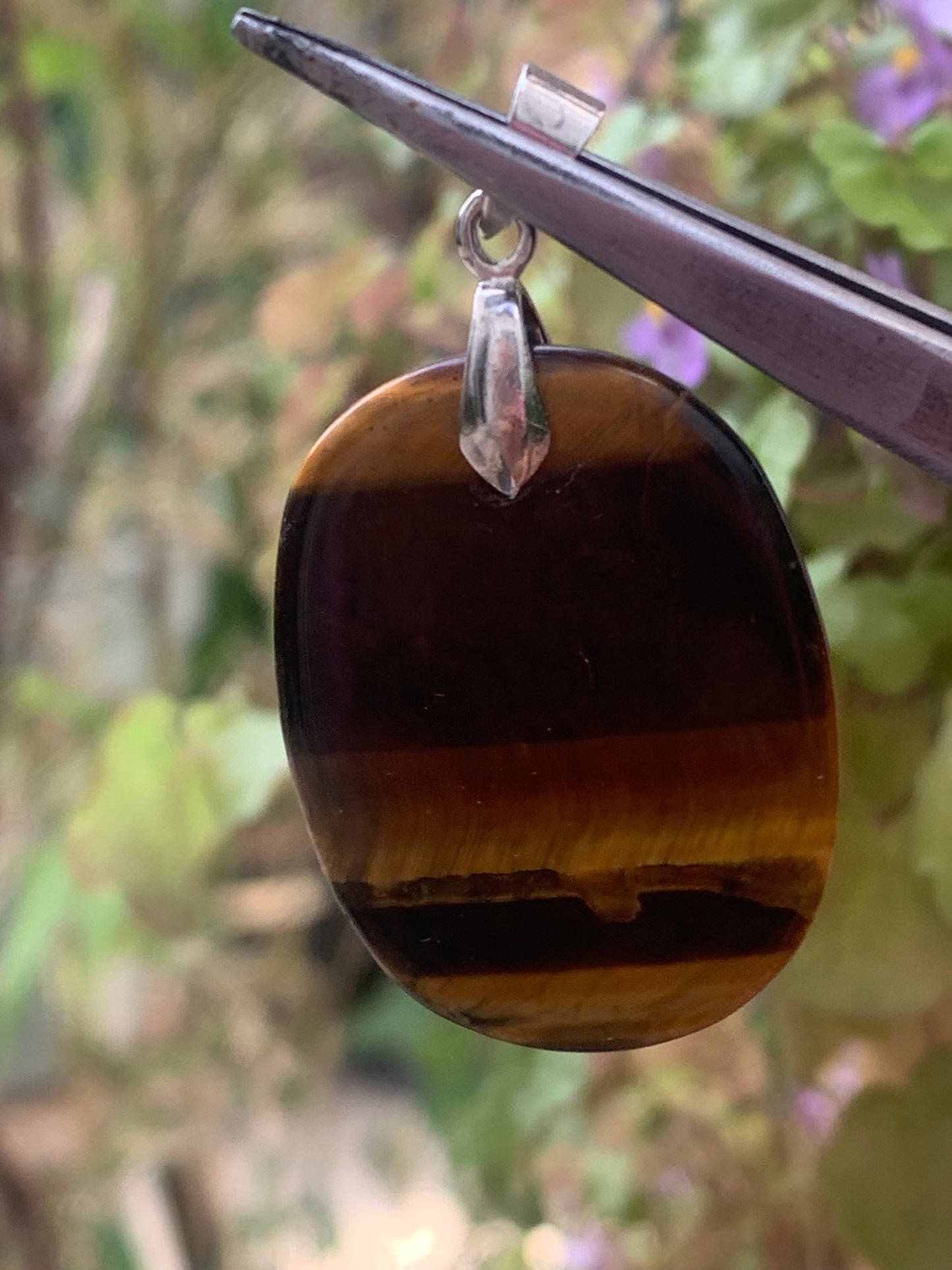Oeil de tigre, pendentif de 42mm de hauteur x 25 de largeur x 7 d'épaisseur. Vendu avec cordon réglable de couleur noire offert !