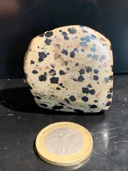 Jaspe dalmatien brut – Spécimen de 40 × 40 × 15 mm pour un poids de 24 g. Une magnifique pierre naturelle, idéale pour la collection ou l’exposition.