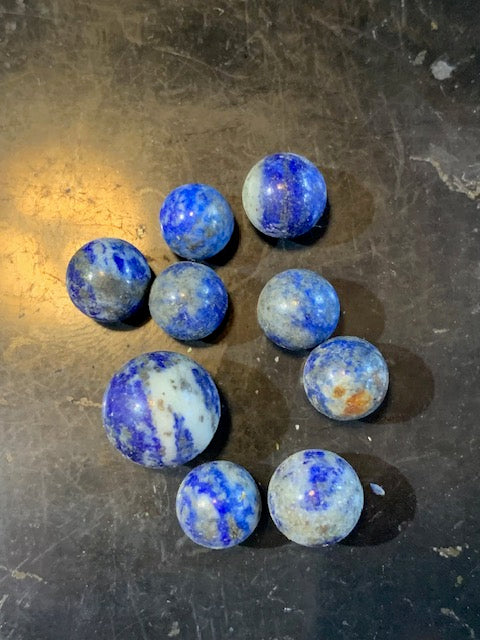 Lapis-lazuli – Lot de perles naturelles entières non percées – diamètres de 11, 9 et 8 mm – poids total : 8,3 g – qualité A à AA.