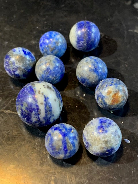 Lapis-lazuli – Lot de perles naturelles entières non percées – diamètres de 11, 9 et 8 mm – poids total : 8,3 g – qualité A à AA.