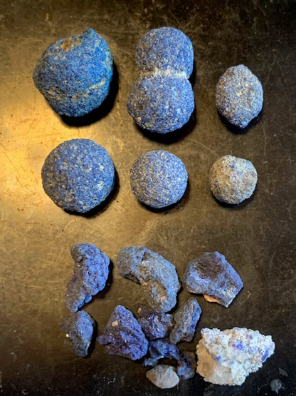 Azurite - Petites sphères naturelles brutes et 1 lot de fragments naturels - de 9 à 14 mm de diamètre - 17 gr.