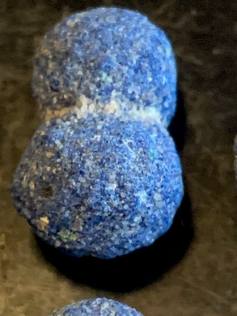 Azurite - Petites sphères naturelles brutes et 1 lot de fragments naturels - de 9 à 14 mm de diamètre - 17 gr.