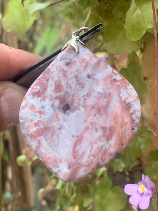 Agate rose, pendentif de type 'tranche naturelle polie' de 60 millimètres de hauteur x 45 mm de largeur x 5 millimètres. Vendu avec cordon noir réglable offert !