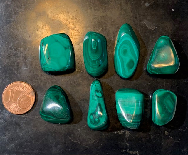 Malachite – Pierres roulées naturelles (env. 20 × 15 × 9 mm) – 6,5 g en moyenne par pierre – vente à l’unité ou lot complet de 52,4 g.