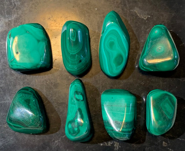 Malachite – Pierres roulées naturelles (env. 20 × 15 × 9 mm) – 6,5 g en moyenne par pierre – vente à l’unité ou lot complet de 52,4 g.