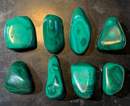 Malachite – Pierres roulées naturelles (env. 20 × 15 × 9 mm) – 6,5 g en moyenne par pierre – vente à l’unité ou lot complet de 52,4 g.