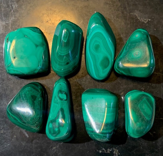 Malachite – Pierres roulées naturelles (env. 20 × 15 × 9 mm) – 6,5 g en moyenne par pierre – vente à l’unité ou lot complet de 52,4 g.