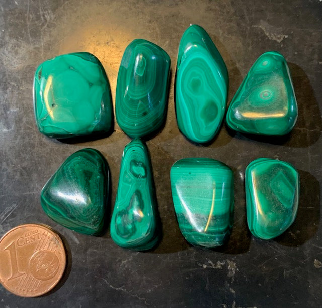 Malachite – Pierres roulées naturelles (env. 20 × 15 × 9 mm) – 6,5 g en moyenne par pierre – vente à l’unité ou lot complet de 52,4 g.