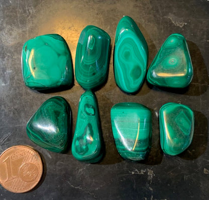 Malachite – Pierres roulées naturelles (env. 20 × 15 × 9 mm) – 6,5 g en moyenne par pierre – vente à l’unité ou lot complet de 52,4 g.