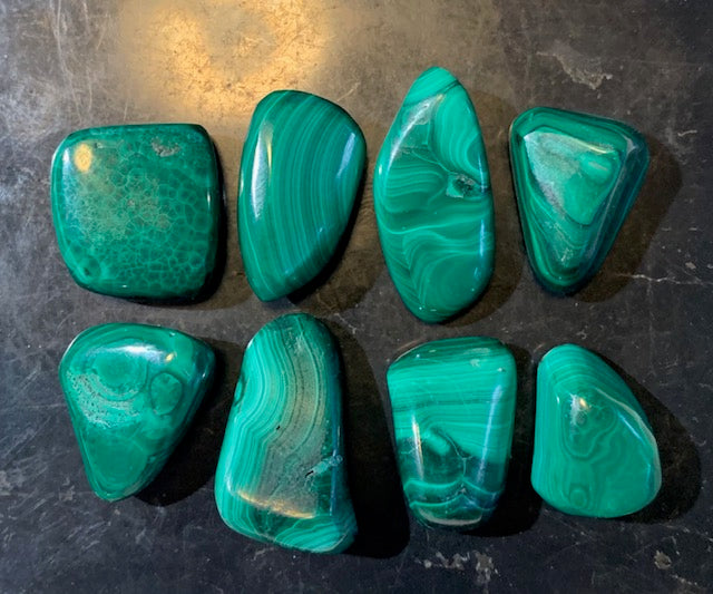 Malachite – Pierres roulées naturelles (env. 20 × 15 × 9 mm) – 6,5 g en moyenne par pierre – vente à l’unité ou lot complet de 52,4 g.