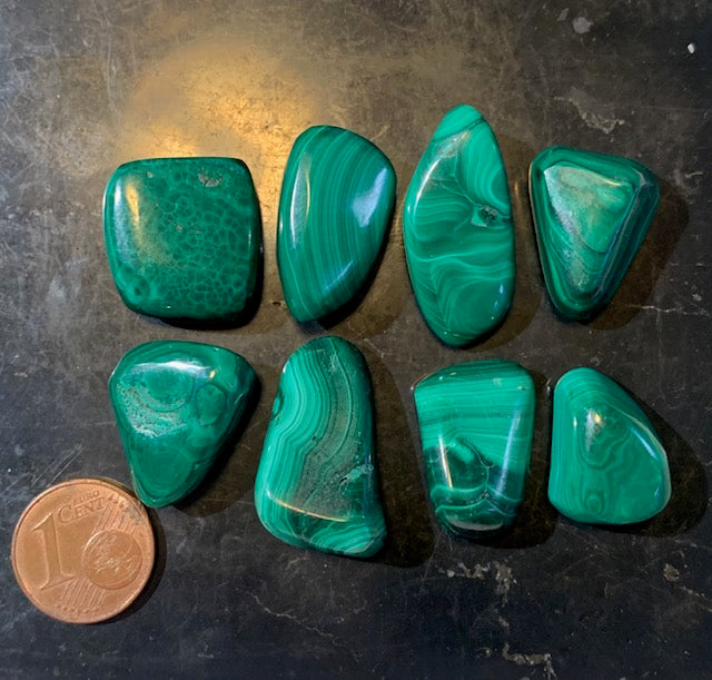 Malachite – Pierres roulées naturelles (env. 20 × 15 × 9 mm) – 6,5 g en moyenne par pierre – vente à l’unité ou lot complet de 52,4 g.