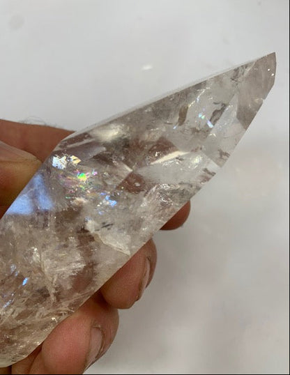 Cristal de roche, pointe bi-déterminée naturelle de 130 x 45 x 30 mm - 230 gr.