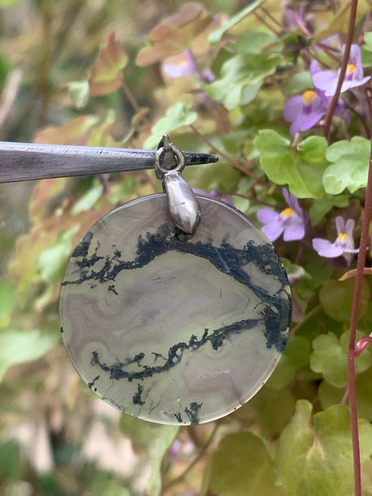 Agate mousse/ Agate Lichen, pendentif de type 'cabochon' de 38 millimètres de hauteur x 30 mm de largeur x 2 millimètres. Vendu avec cordon noir réglable offert !