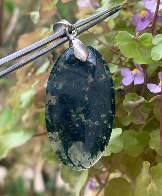Agate mousse/ Agate Lichen, pendentif de type 'cabochon' de 45 mm de hauteur x 20 mm de largeur x 5 mm. Vendu avec cordon noir réglable offert !