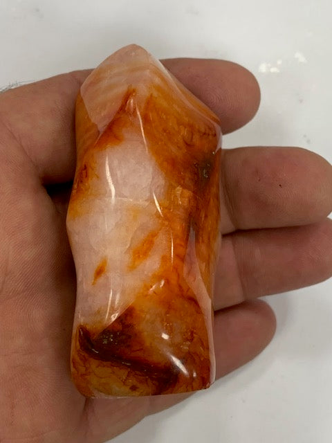 Cornaline, forme libre 'flamme' - 78 x 45 x 30 millimètres - 155 grammes. Superbe qualité, parfait pour vos collections, expositions...