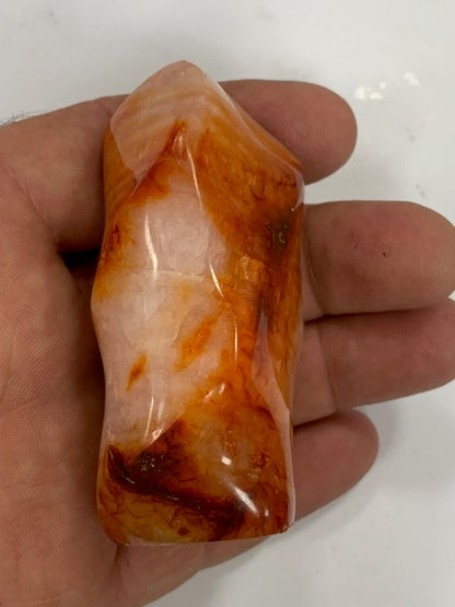 Cornaline, forme libre 'flamme' - 78 x 45 x 30 millimètres - 155 grammes. Superbe qualité, parfait pour vos collections, expositions...