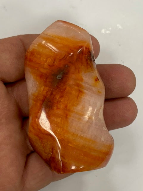 Cornaline, forme libre 'flamme' - 78 x 45 x 30 millimètres - 155 grammes. Superbe qualité, parfait pour vos collections, expositions...