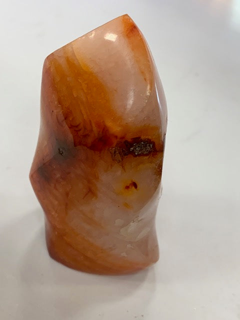 Cornaline, forme libre 'flamme' - 78 x 45 x 30 millimètres - 155 grammes. Superbe qualité, parfait pour vos collections, expositions...