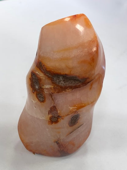 Cornaline, forme libre 'flamme' - 78 x 45 x 30 millimètres - 155 grammes. Superbe qualité, parfait pour vos collections, expositions...
