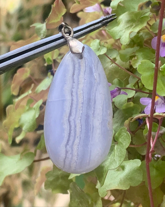 Agate Calcédoine Bleue, pendentif de type 'cabochon' de 48 millimètres de hauteur x 20 mm de largeur x 7 millimètres. Vendu avec cordon noir réglable offert !