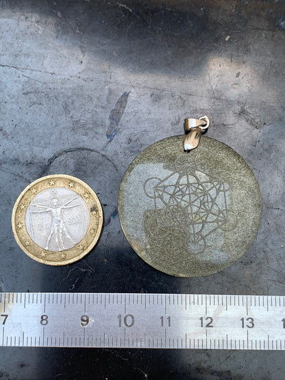Obsidienne dorée, pendentif de 'Metatron', de 45mm de hauteur x 36 de largeur x 7 d'épaisseur, fait en France. Vendu avec cordon réglable de couleur noire offert !