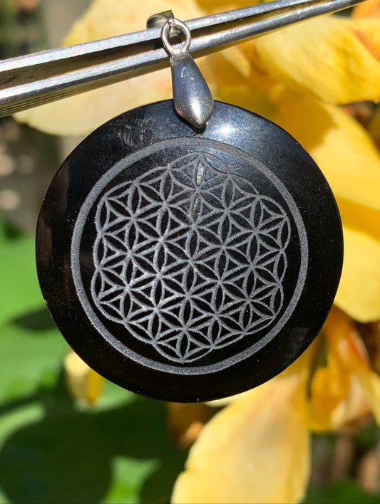 Obsidienne 'noire', pendentif 'Fleur de vie', de 45mm de hauteur x 36 de largeur x 7 d'épaisseur, fait en France. Vendu avec cordon réglable de couleur noire offert !