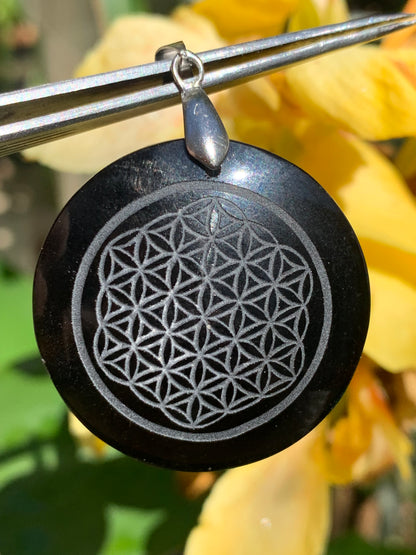 Obsidienne 'noire', pendentif 'Fleur de vie', de 45mm de hauteur x 36 de largeur x 7 d'épaisseur, fait en France. Vendu avec cordon réglable de couleur noire offert !