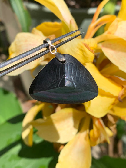 Obsidienne 'Oeil céleste', pendentif avec gravure d'un oeil, de 32mm de hauteur x 32 de largeur x 9 d'épaisseur, fait en France. Vendu avec cordon réglable de couleur noire offert !