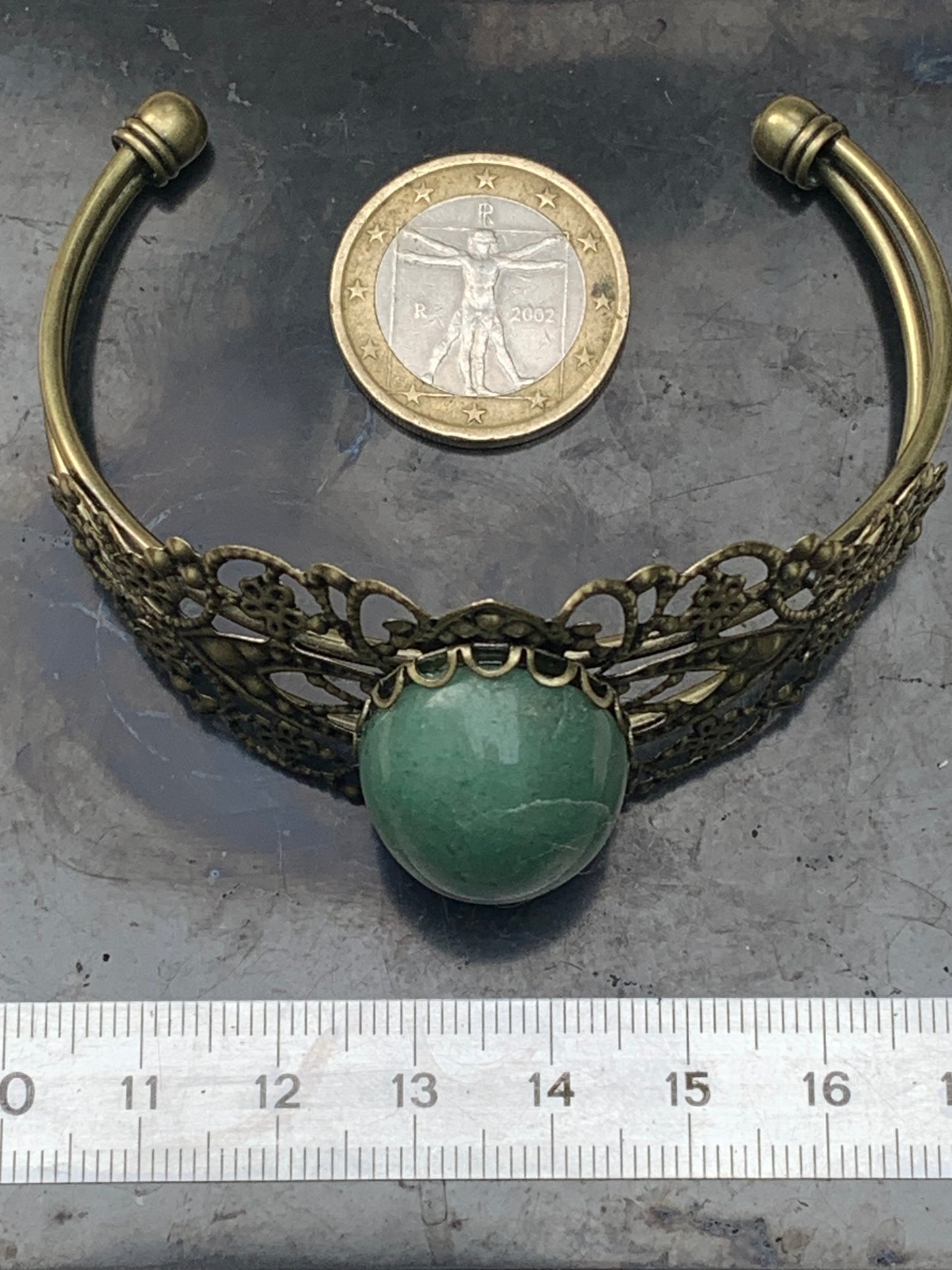 Superbe bracelet de style ancien avec cabochon d'Aventurine verte de 6,5 x 6 centimètres. Fait en Laiton couleur 'bronze', magnifique pièce fait par Zen C° !