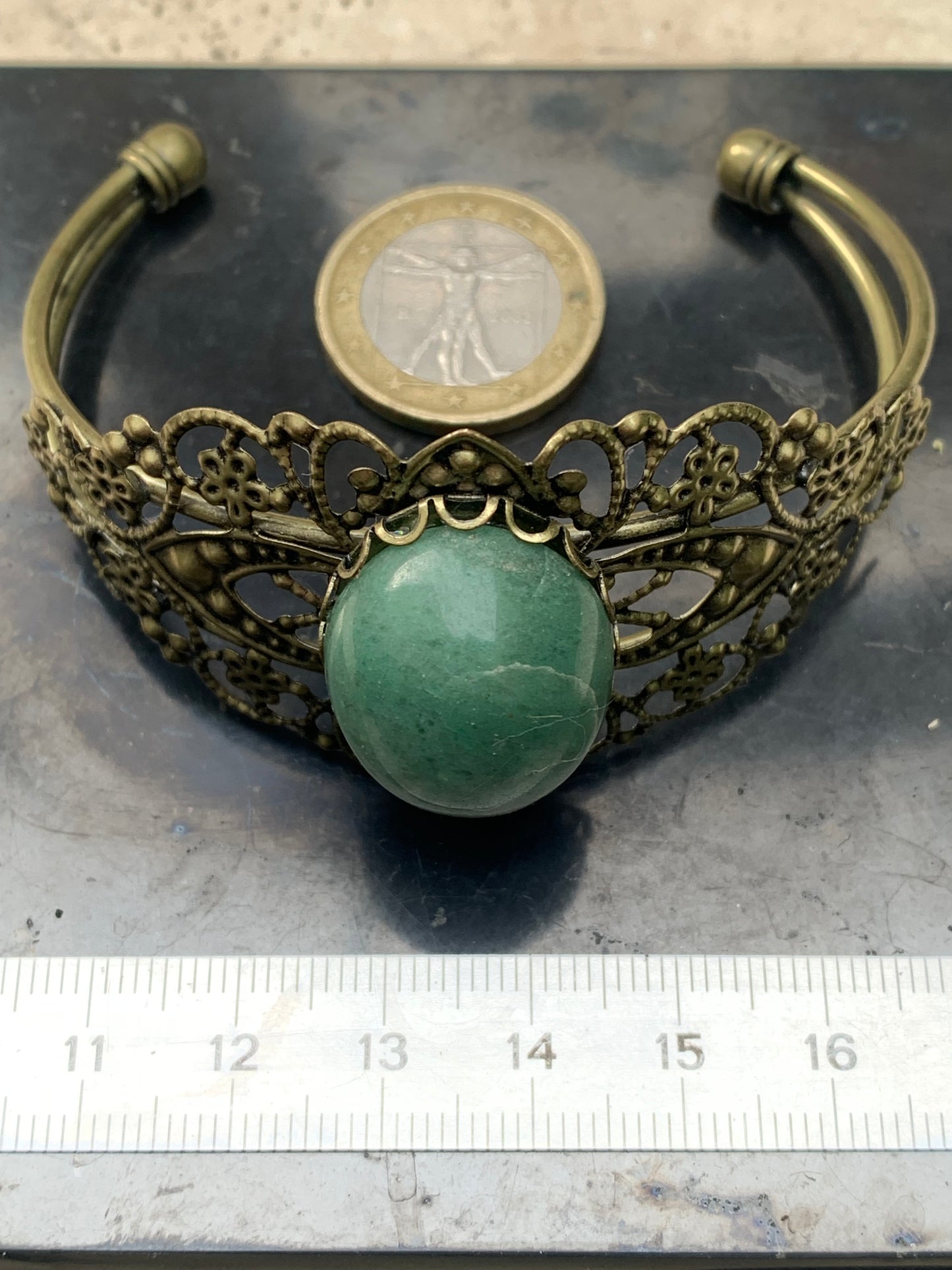 Superbe bracelet de style ancien avec cabochon d'Aventurine verte de 6,5 x 6 centimètres. Fait en Laiton couleur 'bronze', magnifique pièce fait par Zen C° !