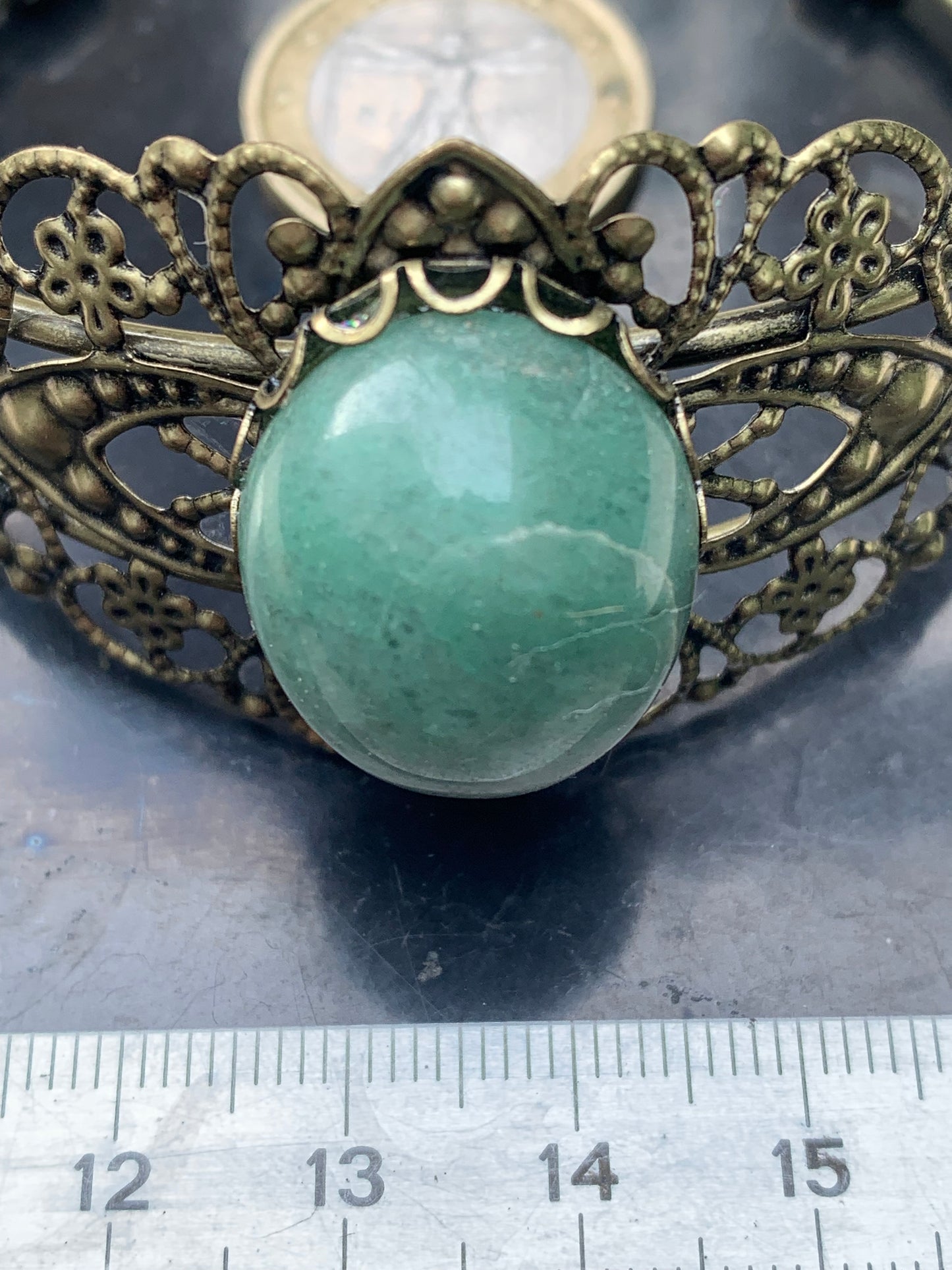 Superbe bracelet de style ancien avec cabochon d'Aventurine verte de 6,5 x 6 centimètres. Fait en Laiton couleur 'bronze', magnifique pièce fait par Zen C° !