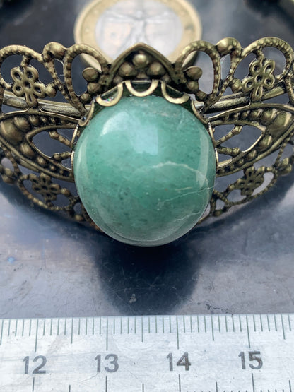 Superbe bracelet de style ancien avec cabochon d'Aventurine verte de 6,5 x 6 centimètres. Fait en Laiton couleur 'bronze', magnifique pièce fait par Zen C° !