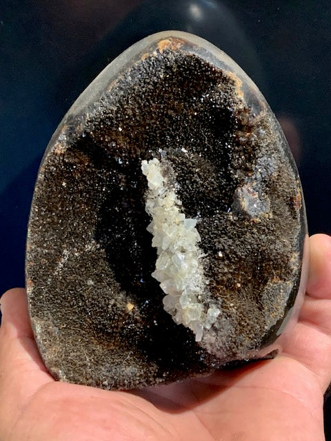 Septaria, forme libre à poser, 1285 grammes - 121 x 102 x 88 millimètres. Superbe qualité, une forme libre ouverte pleine de velours minéral