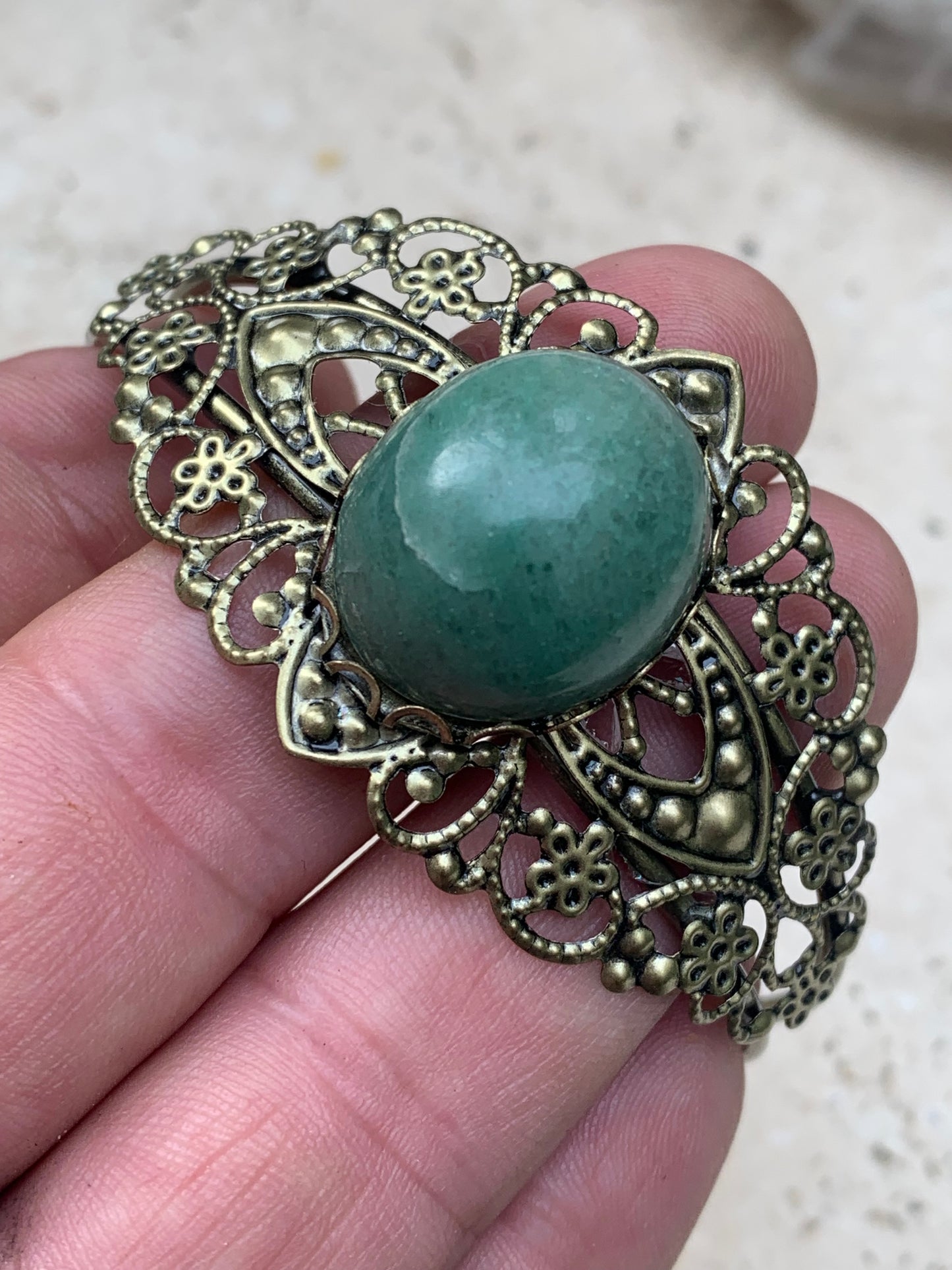 Superbe bracelet de style ancien avec cabochon d'Aventurine verte de 6,5 x 6 centimètres. Fait en Laiton couleur 'bronze', magnifique pièce fait par Zen C° !