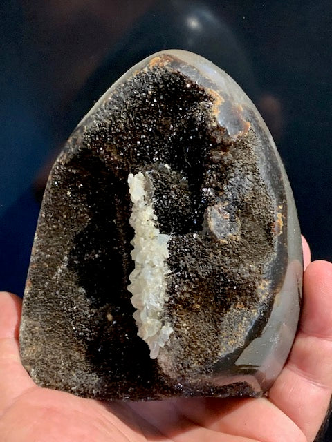 Septaria, forme libre à poser, 1285 grammes - 121 x 102 x 88 millimètres. Superbe qualité, une forme libre ouverte pleine de velours minéral