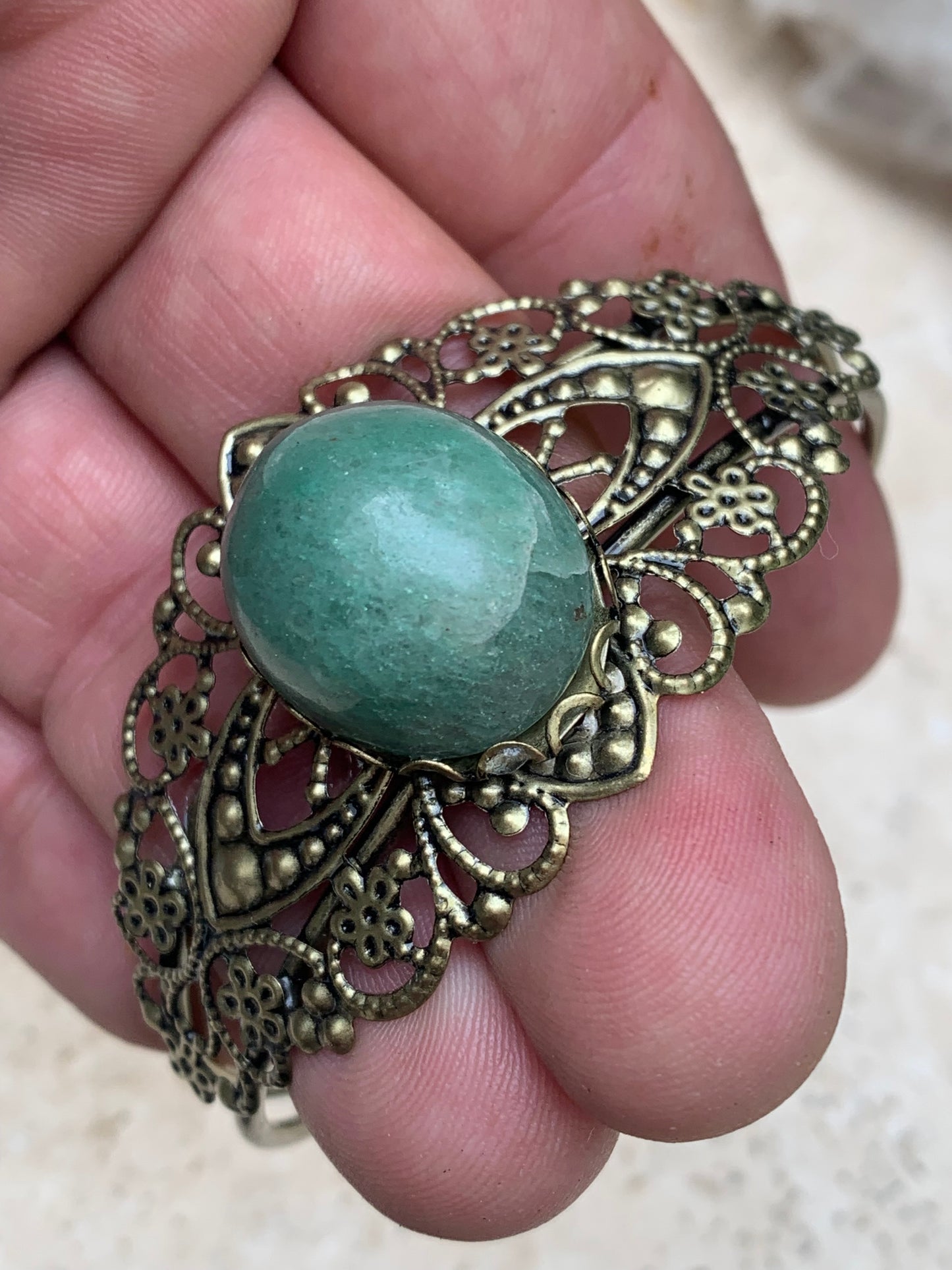 Superbe bracelet de style ancien avec cabochon d'Aventurine verte de 6,5 x 6 centimètres. Fait en Laiton couleur 'bronze', magnifique pièce fait par Zen C° !