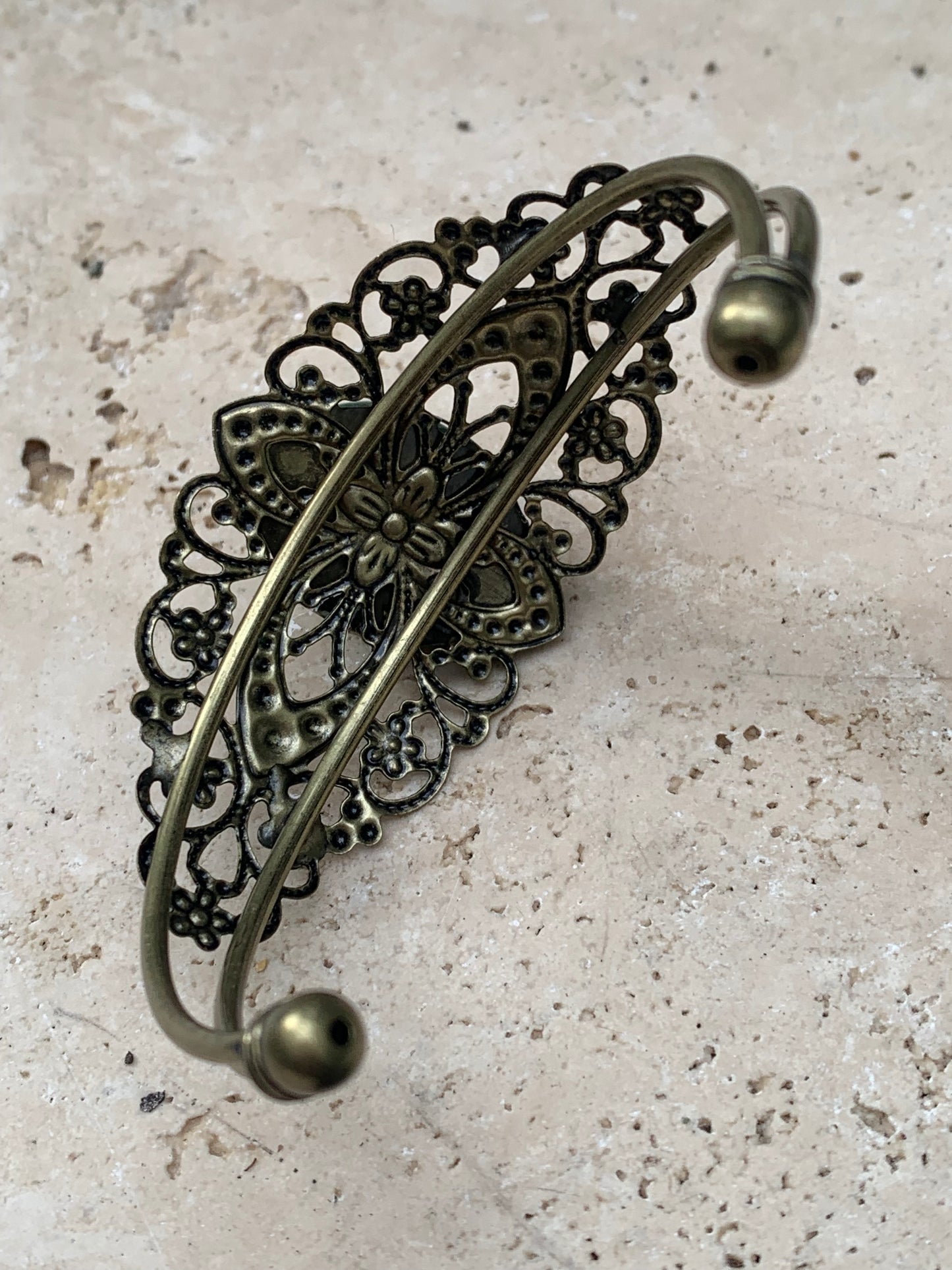 Superbe bracelet de style ancien avec cabochon d'Aventurine verte de 6,5 x 6 centimètres. Fait en Laiton couleur 'bronze', magnifique pièce fait par Zen C° !