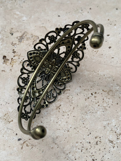 Superbe bracelet de style ancien avec cabochon d'Aventurine verte de 6,5 x 6 centimètres. Fait en Laiton couleur 'bronze', magnifique pièce fait par Zen C° !