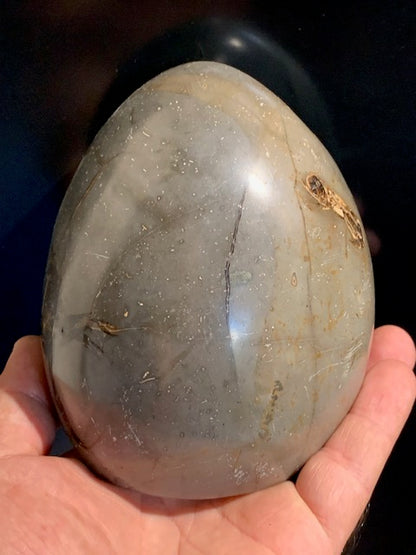 Septaria, forme libre à poser, 1285 grammes - 121 x 102 x 88 millimètres. Superbe qualité, une forme libre ouverte pleine de velours minéral